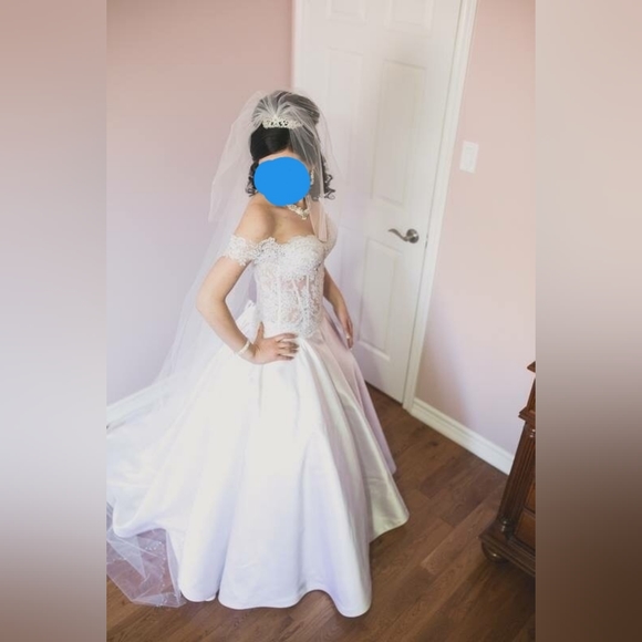 A white wedding gown. - Picture 3 of 3